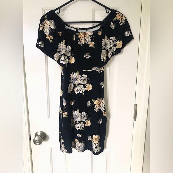 🆕🔥CHARLOTTE RUSSE BEAUTIFUL OF SHOULDER OR ON SUPER CUTE MINI DRESS NWOT - Picture 5 of 9